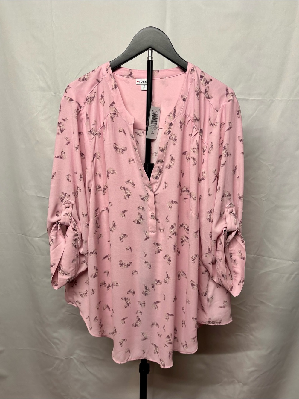 Torrid Size 3 new with tags Dusty Pink wButterflies V-Neck blouse plus size